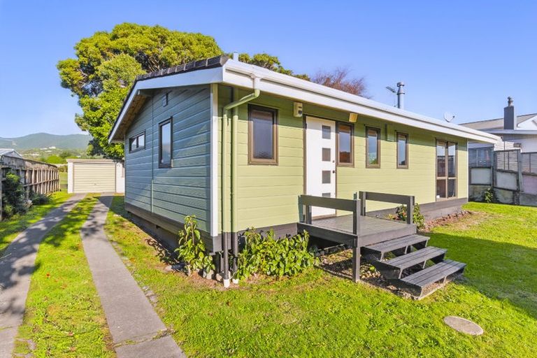 Photo of property in 10 Nugget Grove, Raumati Beach, Paraparaumu, 5032