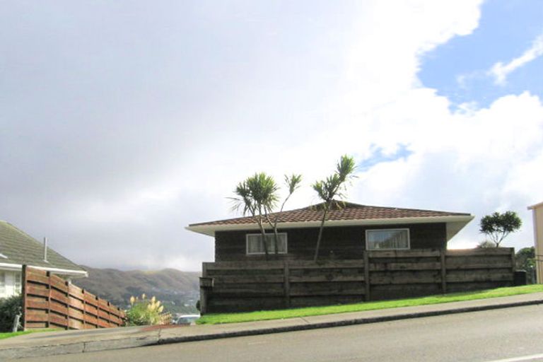 Photo of property in 86 Stewart Drive, Newlands, Wellington, 6037