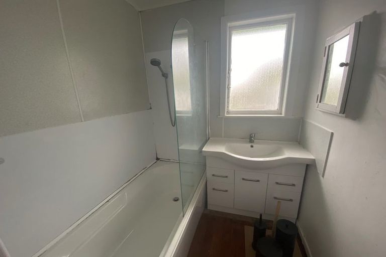 Photo of property in 31 Fairclough Road, Beach Haven, Auckland, 0626