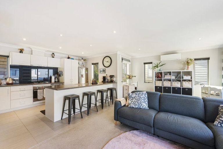 Photo of property in 63 Glanmire Road, Newlands, Wellington, 6037