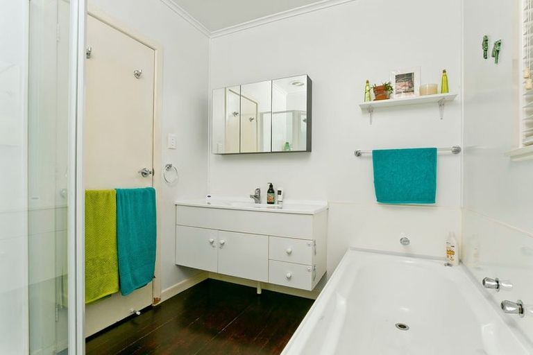 Photo of property in 32 Hogans Road, Glenfield, Auckland, 0629