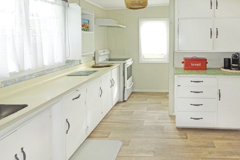 Photo of property in 46 Pratt Avenue, Foxton Beach, Foxton, 4815