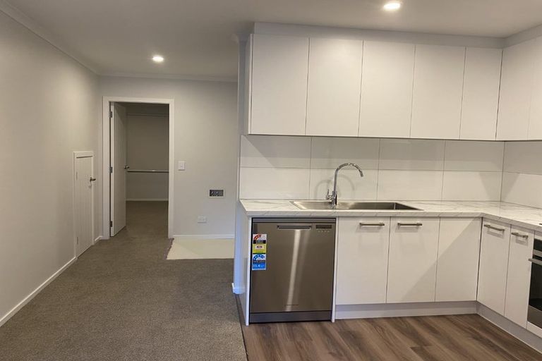 Photo of property in 5b Grumman Lane, Newlands, Wellington, 6037