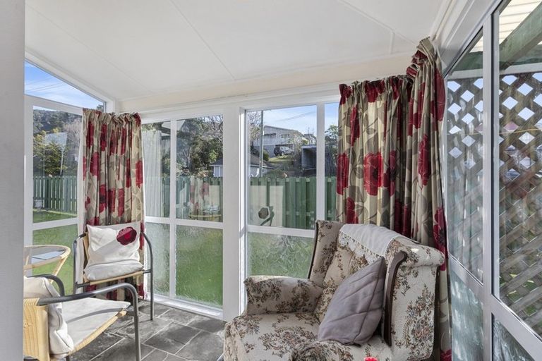 Photo of property in 5 Lees Grove, Wainuiomata, Lower Hutt, 5014