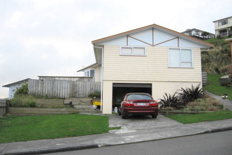 Photo of property in 10 Evesham Place, Newlands, Wellington, 6037