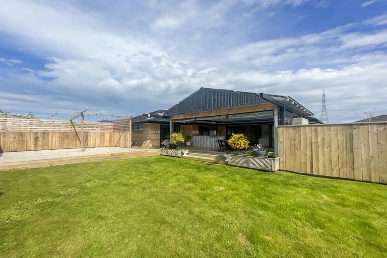 Photo of property in 17 Cyprus Place, Fitzherbert, Palmerston North, 4410