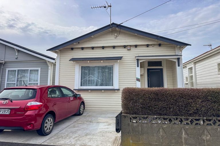 Photo of property in 121 Onepu Road, Lyall Bay, Wellington, 6022