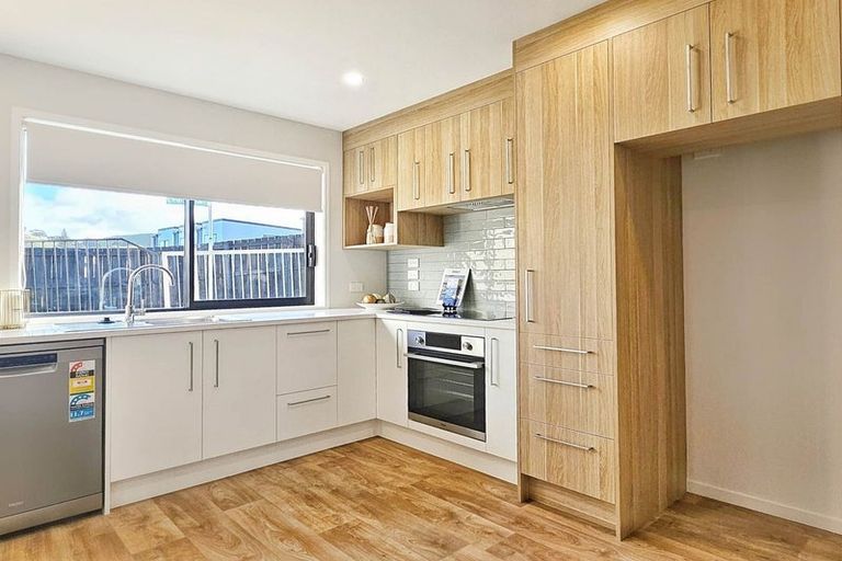 Photo of property in 2 Mikoikoi Crescent, Mangere Bridge, Auckland, 2022