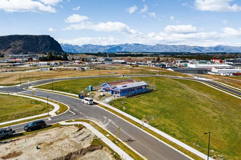 Photo of property in 42 Doug Ledgerwood Drive, Wanaka, 9305