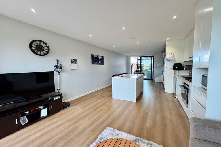 Photo of property in 39 Otuwairoa Esplanade, Opaheke, Papakura, 2113