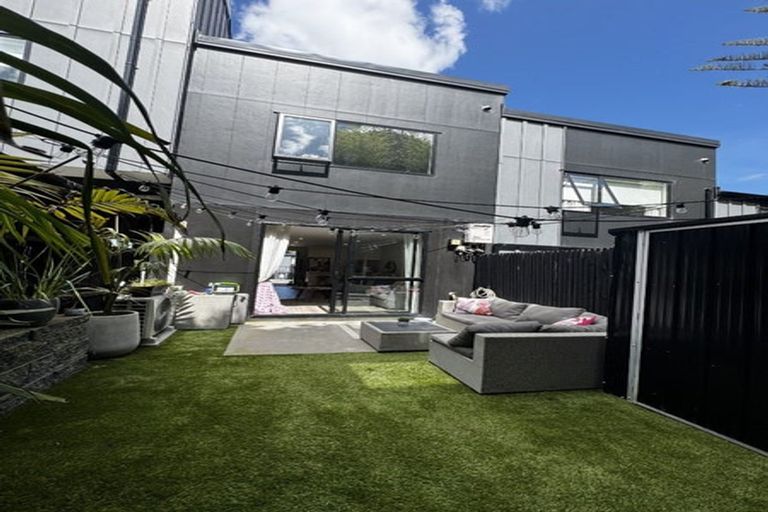 Photo of property in 4/37 Camelot Place, Glenfield, Auckland, 0629