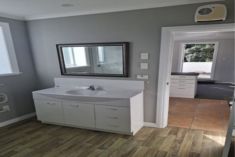 Photo of property in 124 Darlington Road, Miramar, Wellington, 6022