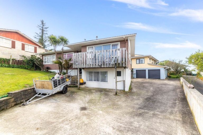 Photo of property in 16 Crompton Road, Massey, Auckland, 0614