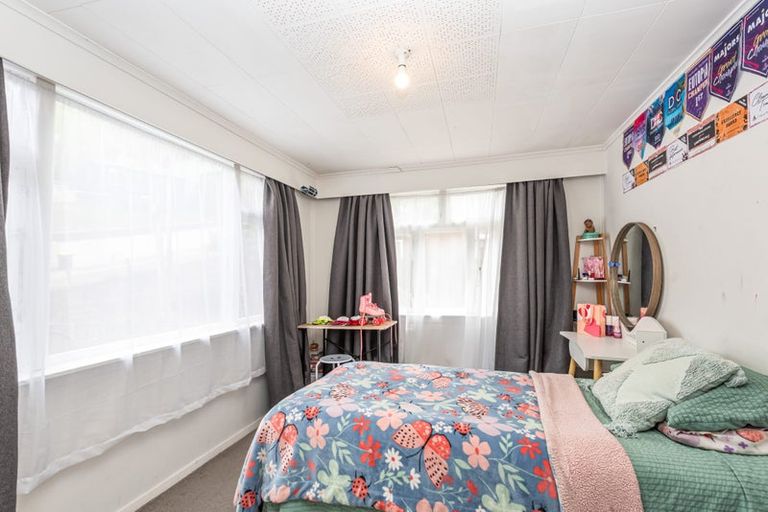 Photo of property in 22 Hawkhurst Road, Lyttelton, 8082