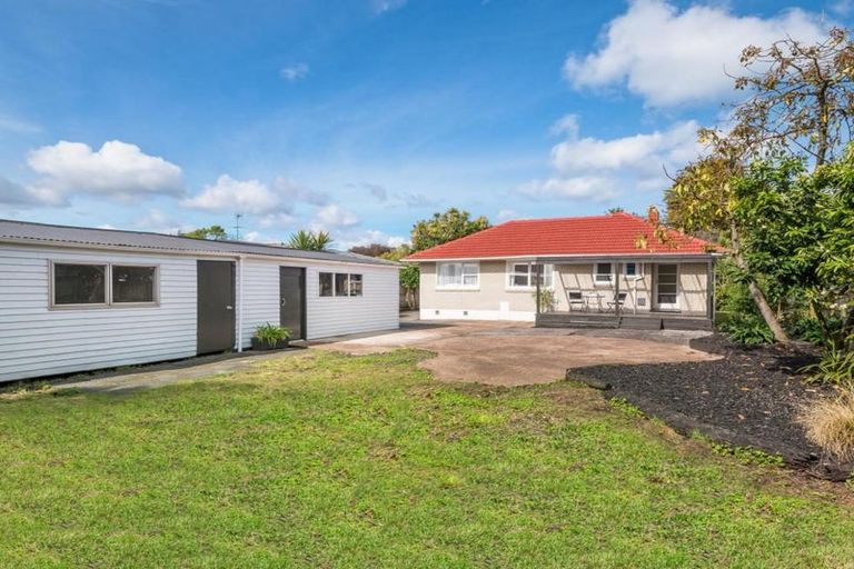Photo of property in 6 Gill Avenue, Te Atatu Peninsula, Auckland, 0610