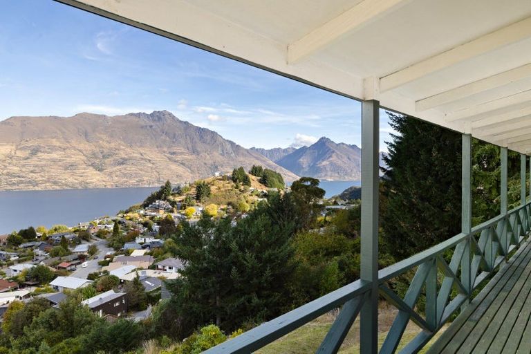 Photo of property in 1 Von Place, Fernhill, Queenstown, 9300