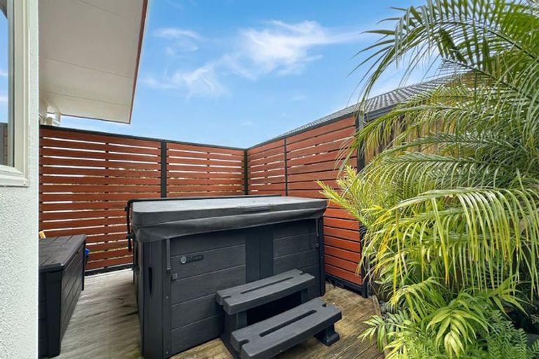 Photo of property in 2/15 Stephanie Close, Glenfield, Auckland, 0629