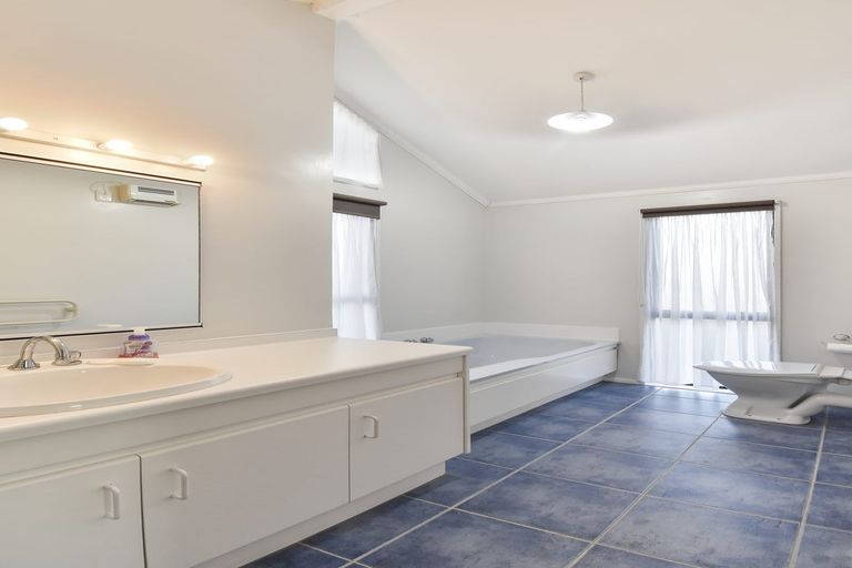 Photo of property in 16 Shepherds Road, Papakura, 2110