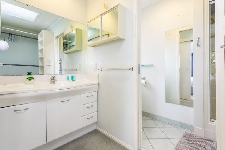 Photo of property in 23 Roberts Road, Matakatia, Whangaparaoa, 0930