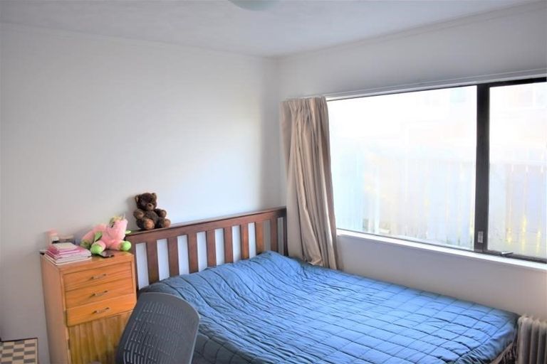 Photo of property in 39a Horokiwi Road West, Newlands, Wellington, 6037