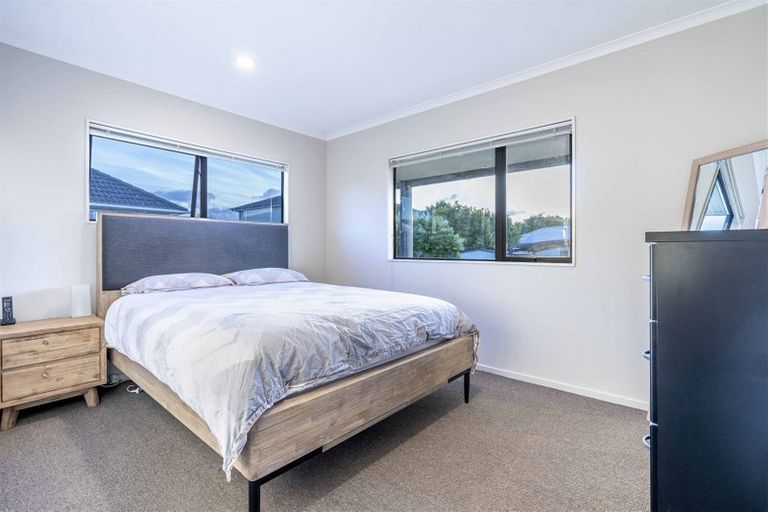 Photo of property in 25a Dawnhaven Drive, Te Atatu Peninsula, Auckland, 0610