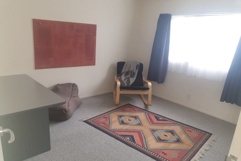 Photo of property in 136 Queens Drive, Lyall Bay, Wellington, 6022