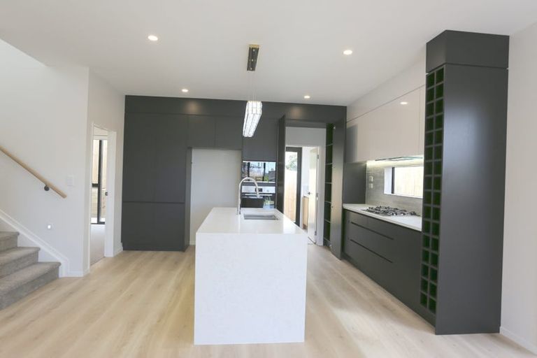 Photo of property in 1a Kirkdale Place, Northcross, Auckland, 0632