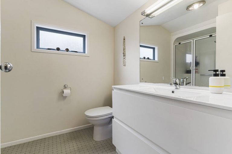 Photo of property in 10 St Lucia Place, Unsworth Heights, Auckland, 0632