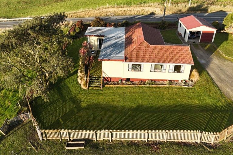 Photo of property in 16 Bay Road, Purakaunui, 9081