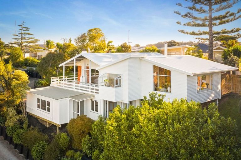 Photo of property in 122 Matipo Road, Te Atatu Peninsula, Auckland, 0610