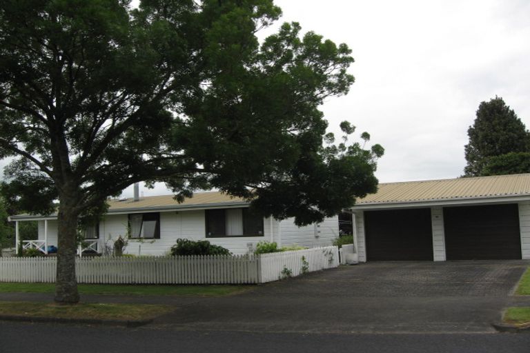 Photo of property in 12 Walter Strevens Drive, Conifer Grove, Takanini, 2112