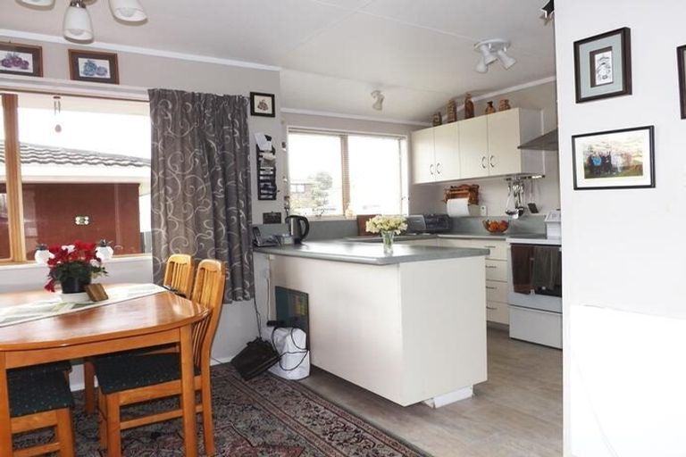 Photo of property in 10 Te Kama Street, Levin, 5510