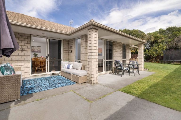 Photo of property in 33 Seabreeze Place, Papamoa Beach, Papamoa, 3118