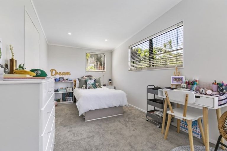 Photo of property in 2/24 Colonial Road, Birkenhead, Auckland, 0626