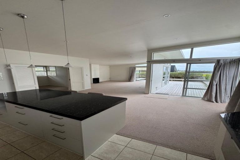 Photo of property in 8a Glenfield Road, Birkenhead, Auckland, 0626