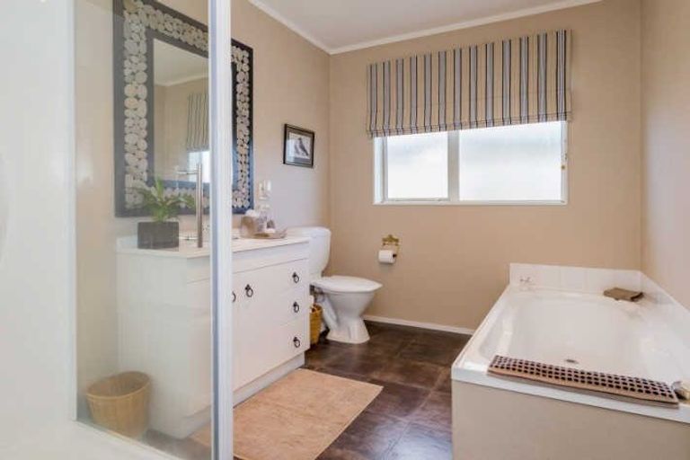 Photo of property in 24 Sunburst Court, Paraparaumu Beach, Paraparaumu, 5032