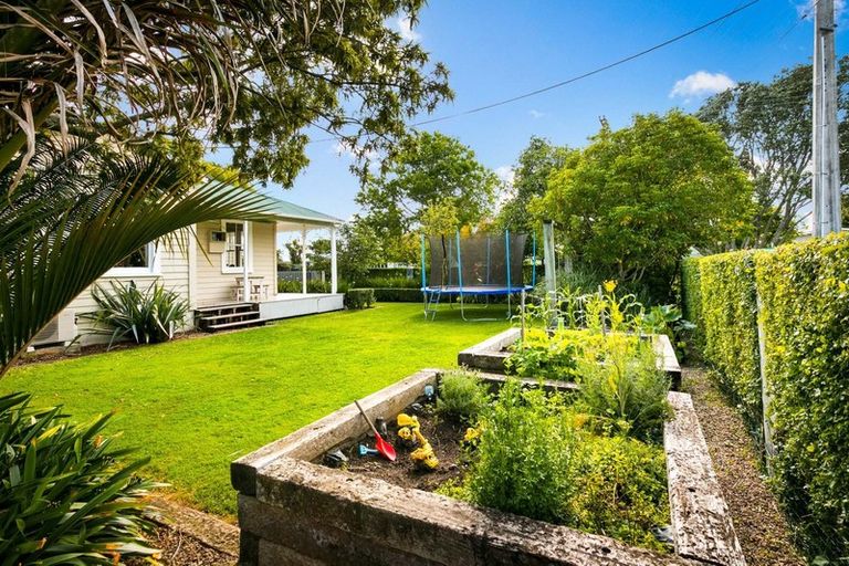 Photo of property in 24 Graham Avenue, Te Atatu Peninsula, Auckland, 0610