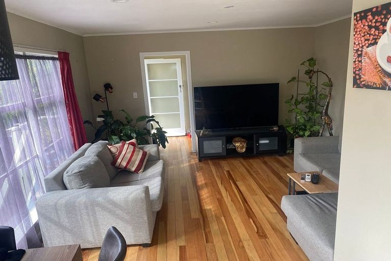 Photo of property in 1/35 Kaipatiki Road, Glenfield, Auckland, 0629