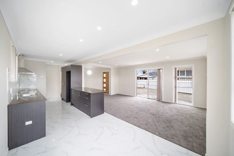 Photo of property in 4 Convair Crescent, Mangere, Auckland, 2022
