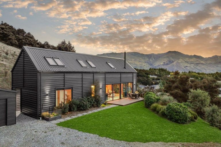 Photo of property in 4 Highfield Ridge, Wanaka, 9305