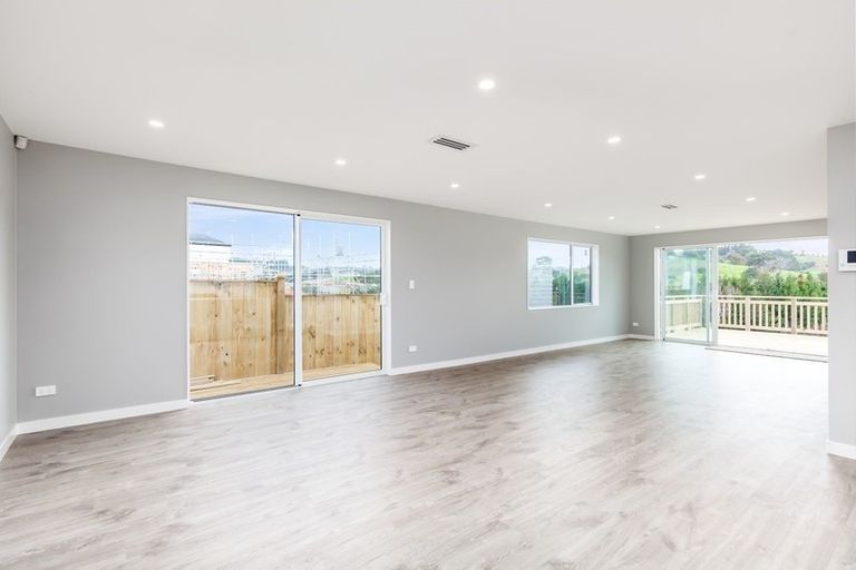 Photo of property in 125 Godfrey Drive, Orewa, 0931