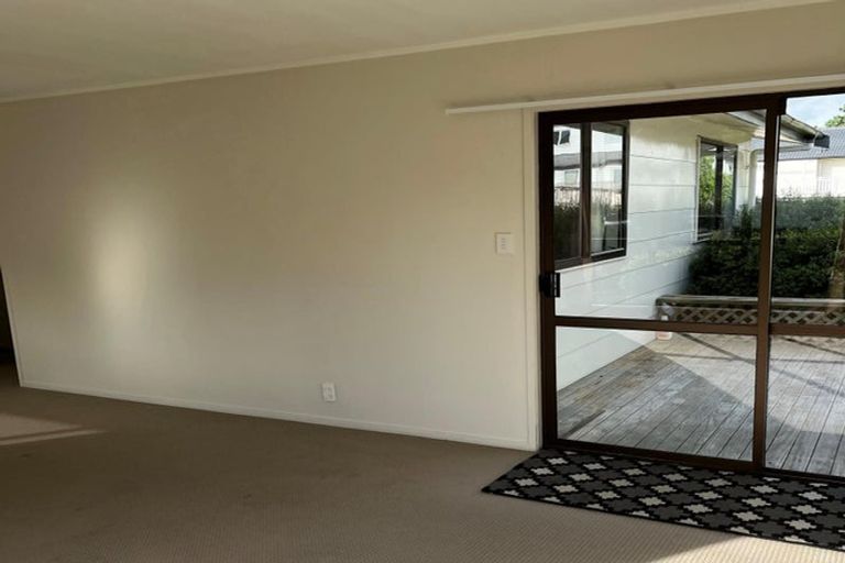 Photo of property in 8 Louise Place, West Harbour, Auckland, 0618