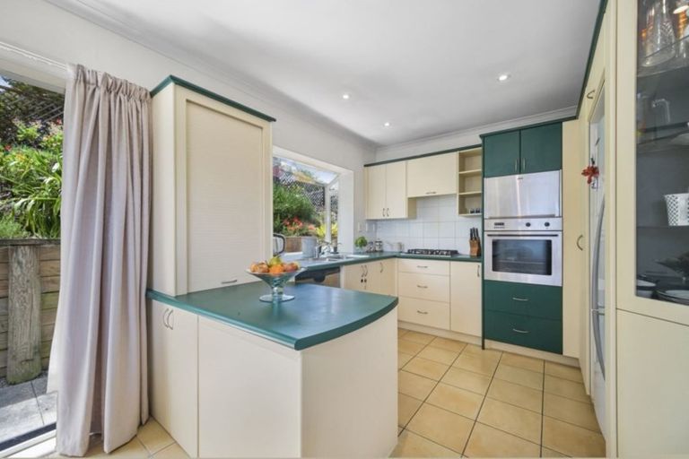 Photo of property in 8 Margaret Henry Crescent, Oteha, Auckland, 0632
