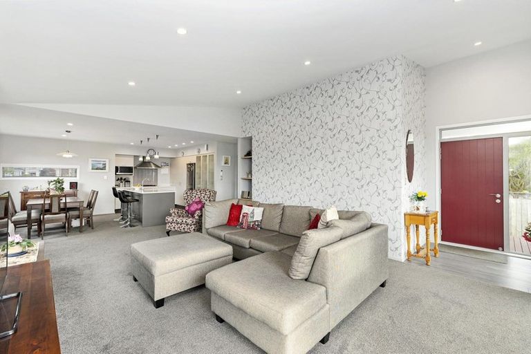 Photo of property in 13a Lyndhurst Road, Te Atatu South, Auckland, 0610