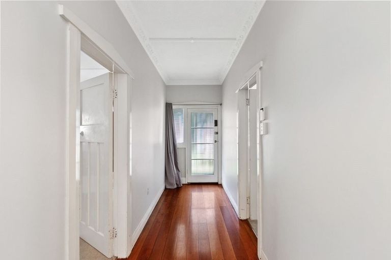 Photo of property in 98 The Parade, Island Bay, Wellington, 6023