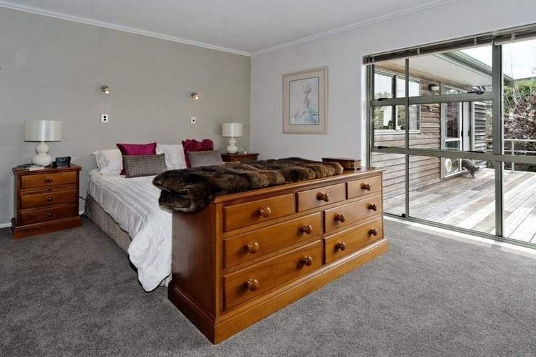 Photo of property in 13 La Roche Place, Northcote, Auckland, 0627