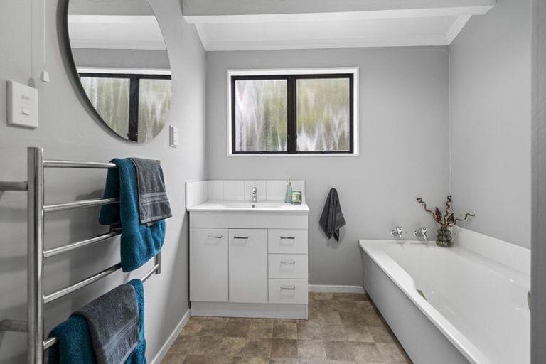 Photo of property in 3 Gladys Place, Kelvin Grove, Palmerston North, 4414