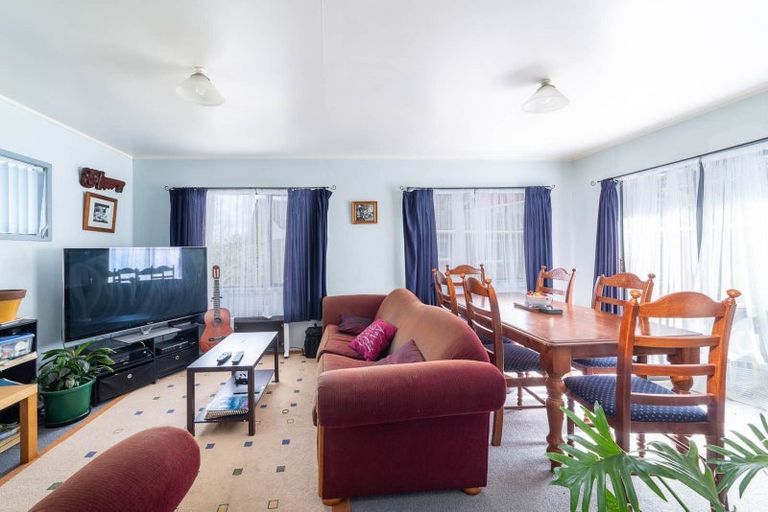 Photo of property in 16 Crompton Road, Massey, Auckland, 0614