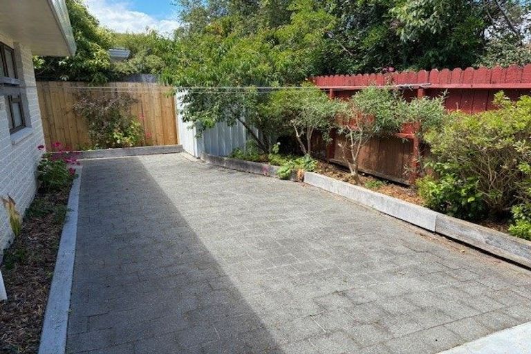 Photo of property in 28 Rewarewa Crescent, Waikanae, 5036