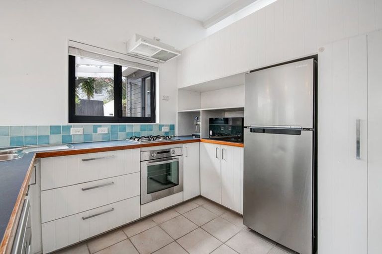 Photo of property in 2/20 Tawavale Crescent, Totara Vale, Auckland, 0629